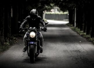 Przy jakiej prędkości ginie motocyklista?