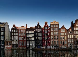 Jak wyszukać kanały z anteny pokojowej?