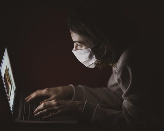 Z jakiej odległości policja mierzy prędkość?