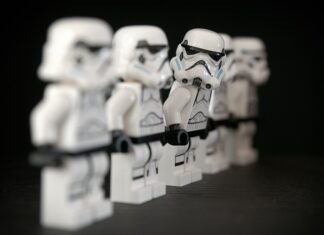 Czy policjant może wziąć dowód do ręki?