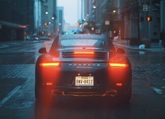 Czy policjant po służbie może zatrzymać samochód?