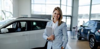 Czy wciąż warto kupować nowe auto w salonie samochodowym